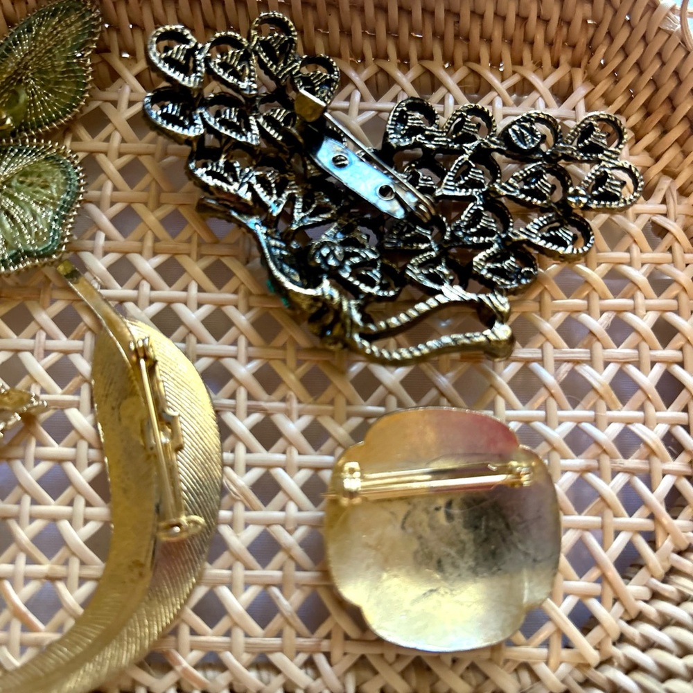Vntg Bundle of brooches lapel pins feather, butterfly, enamel, gold tone - Picture 6 of 11